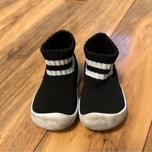 Black toddler slip on sneaker shoes size 5